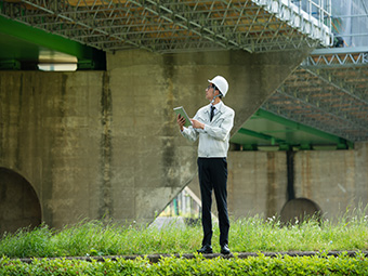 広島県広島市の高架橋工事に伴う土木施工管理のお仕事です。安全管理や品質管理などの管理補助業務を担当して頂きます。
